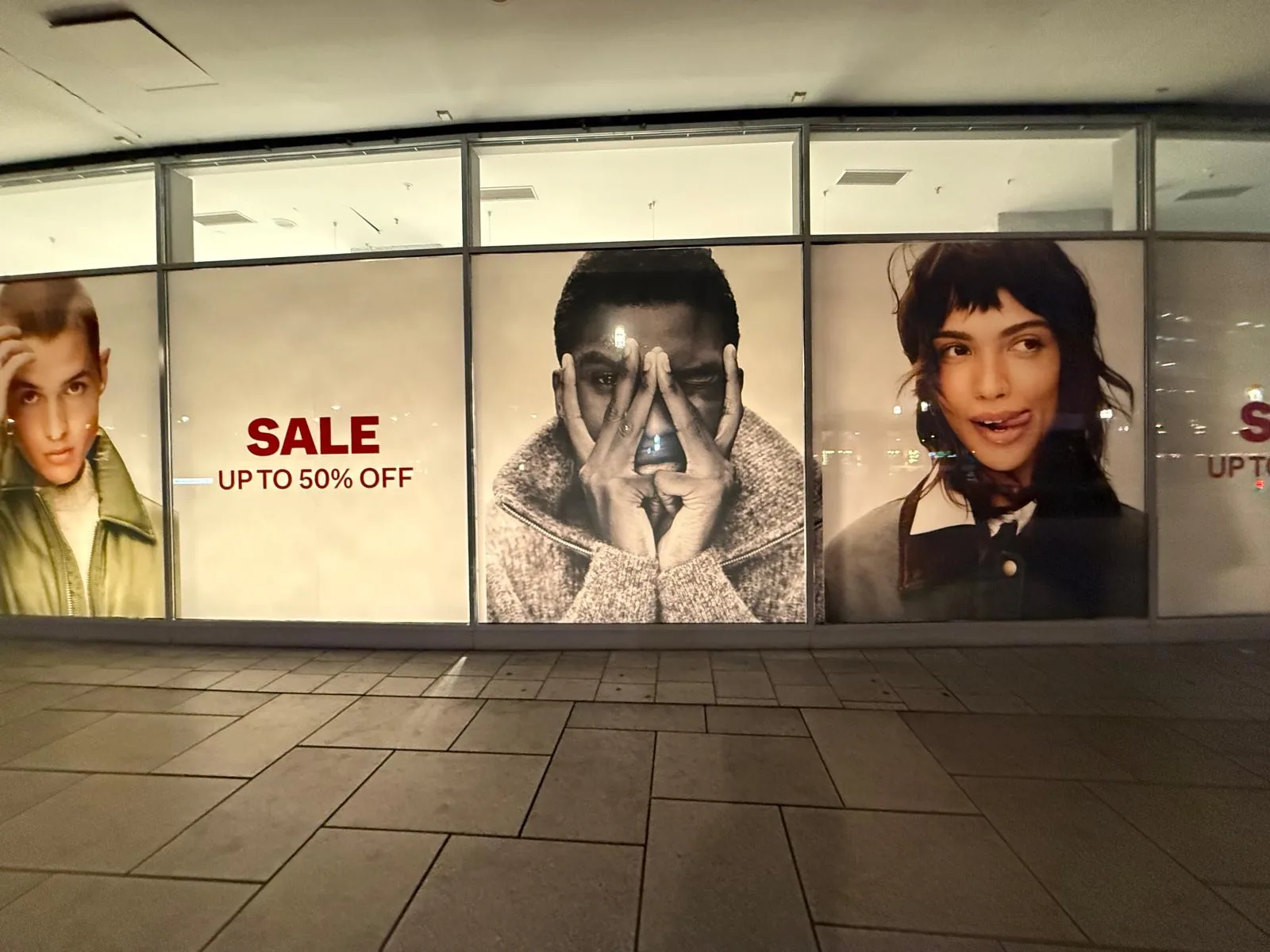Schaufensterfolierung für Bershka mit großflächigen Modemotiven
