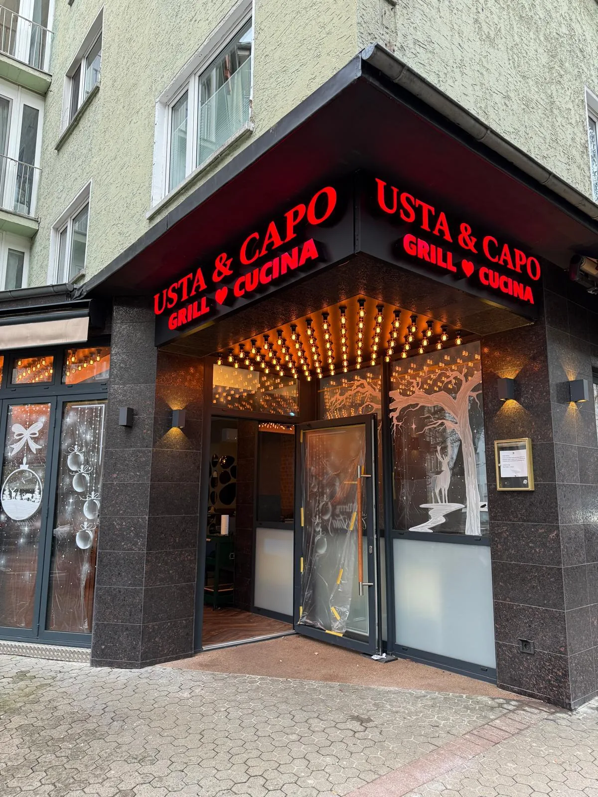Leuchtbuchstaben und Schaufenstergestaltung für USTA und CAPO