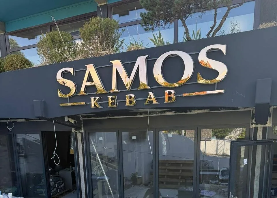 Goldene 3D-Leuchtbuchstaben für Samos Kebab