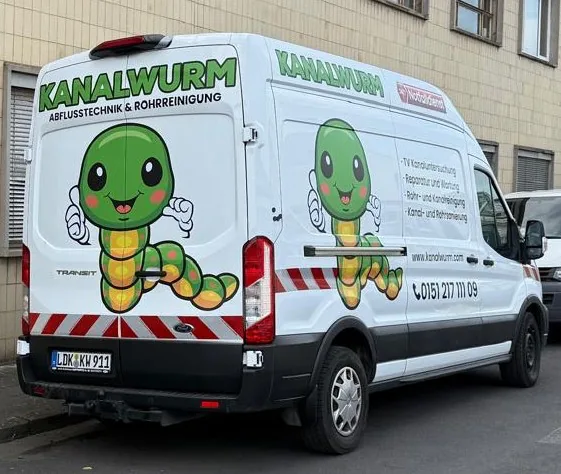 Fahrzeugbeschriftung auf einem Transporter von Kanalwurm