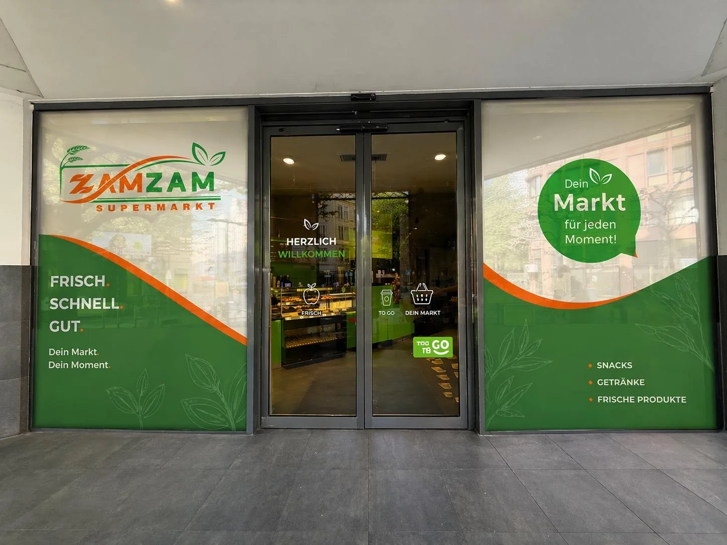Schaufensterfolierung in Grün und Orange für den ZAMZAM-Markt